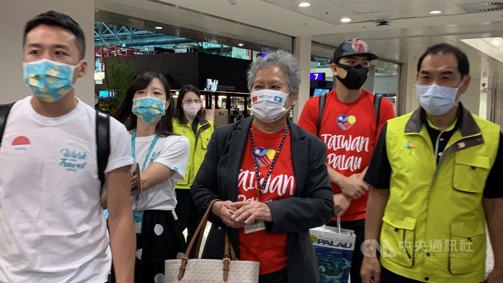 台帛旅遊泡泡14日重啟，帛琉駐台大使歐克麗（Dilmei L. Olkeriil）（前中）一早到桃園機場替旅客送行。 圖/中央社