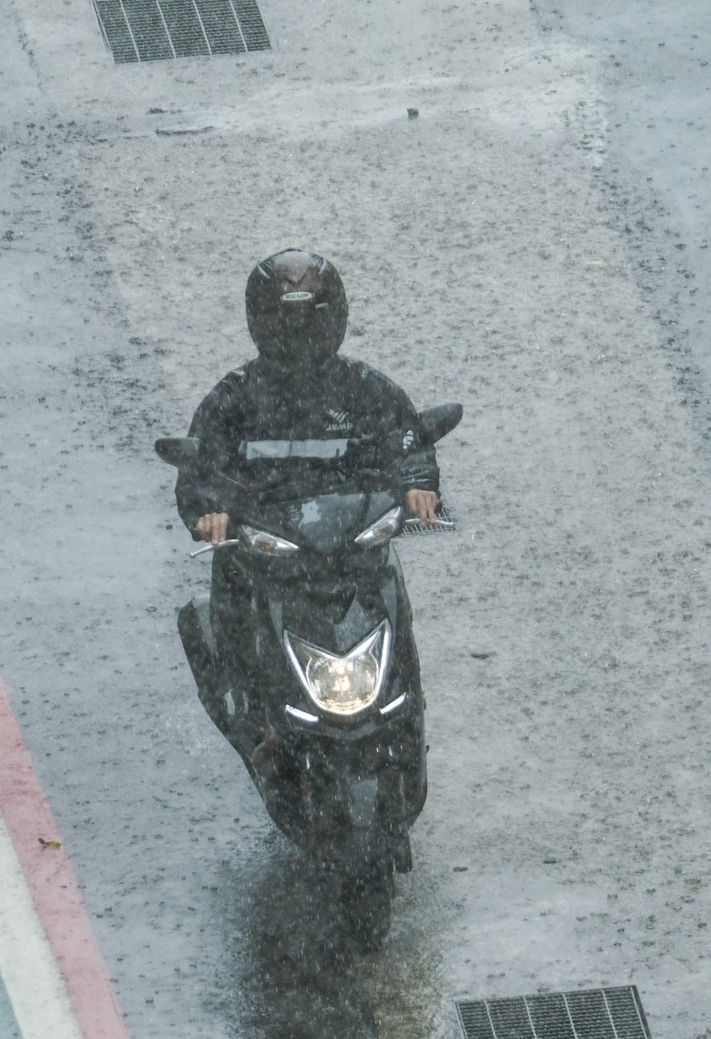 受到西南風影響，氣象局對台南、高雄、屏東發布大雨特報。 圖：張良一/攝