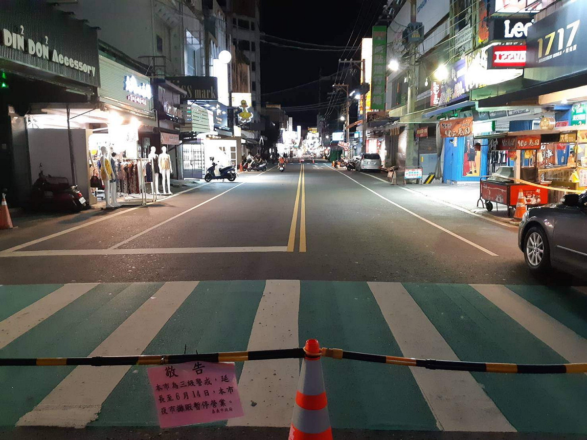 疫情嚴峻期間，嘉義市原本熱鬧的文化路夜市空無一人，民間期待政府提出福國利民的振興方案。 圖：蔡坤龍/攝（資料照片）