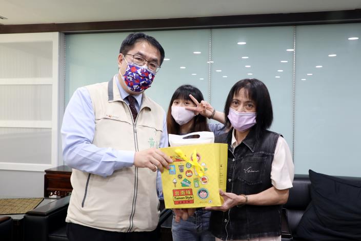 「舉重精靈」方菀靈返回台南老家，帶母親一同拜會市長黃偉哲。 圖: 台南市政府/提供