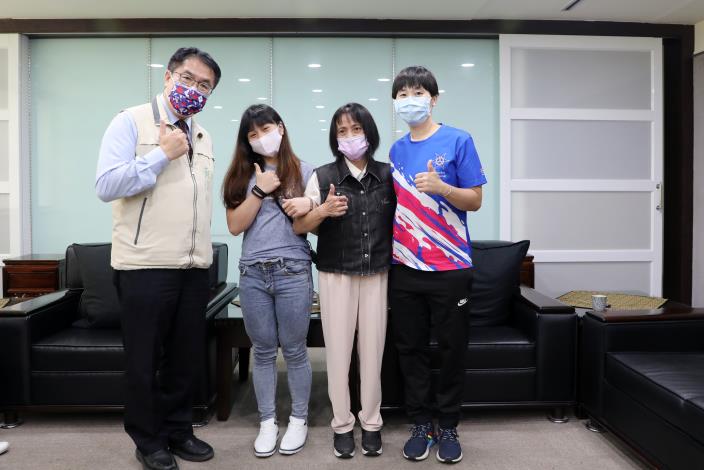 方菀靈感謝市長黃偉哲幫忙翻修住處，並感謝大家的支持鼓勵。 圖: 台南市政府/提供