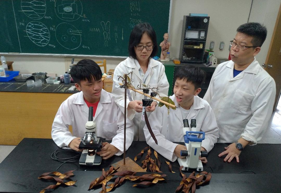 福和國中韓佳策、蔡文翔、劉詠豐同學(左起)，在翟雲楓老師(左二)指導下，以「不離不棄的保麗龍箱-模擬高速行駛下小貨車後斗空氣流動的變化及應用」，榮獲全國科展國中組物理科大會獎第一名。 圖：新北市教育局提供