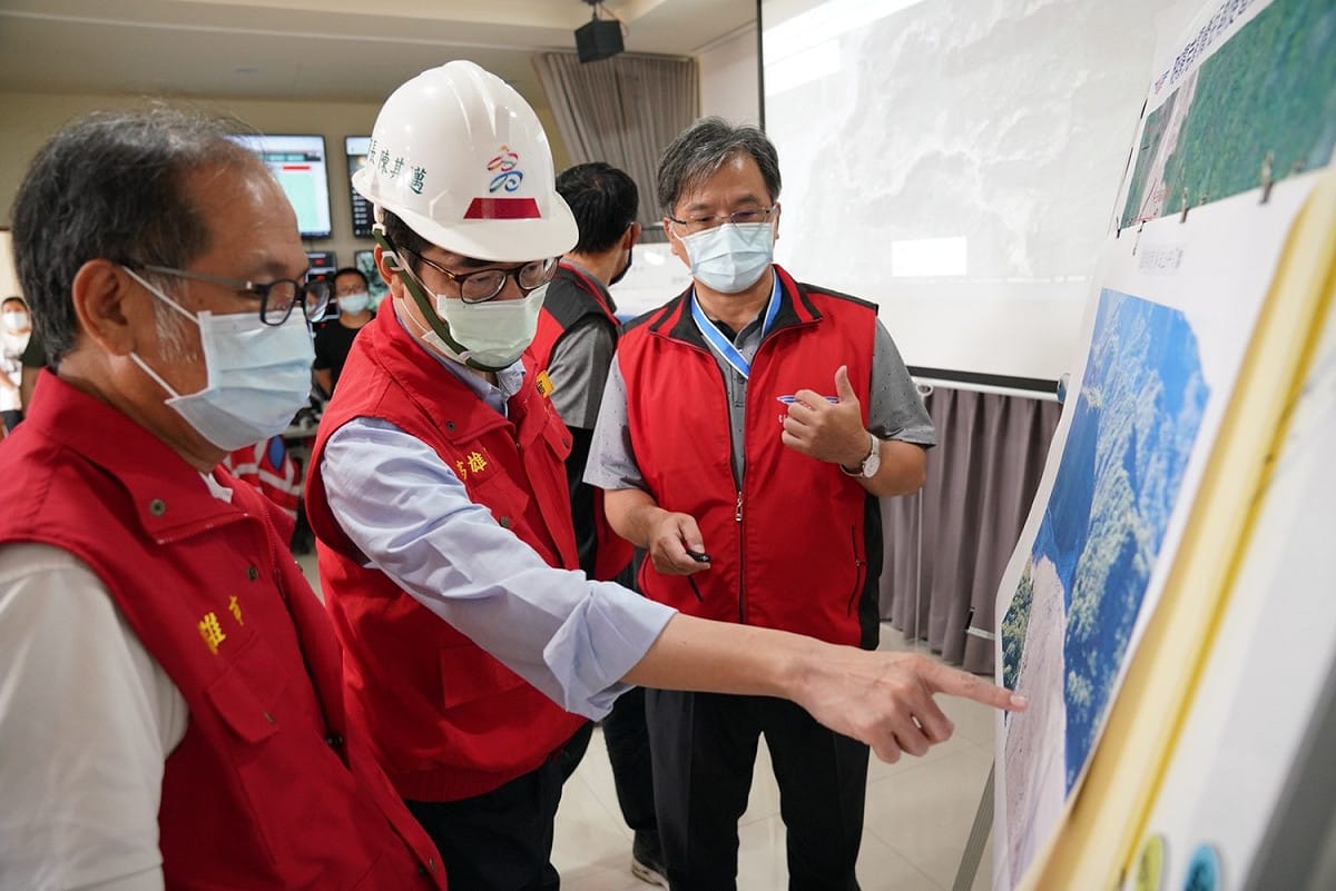 陳其邁(左二)至公路總局前進指揮所視察。 圖：高雄市政府提供