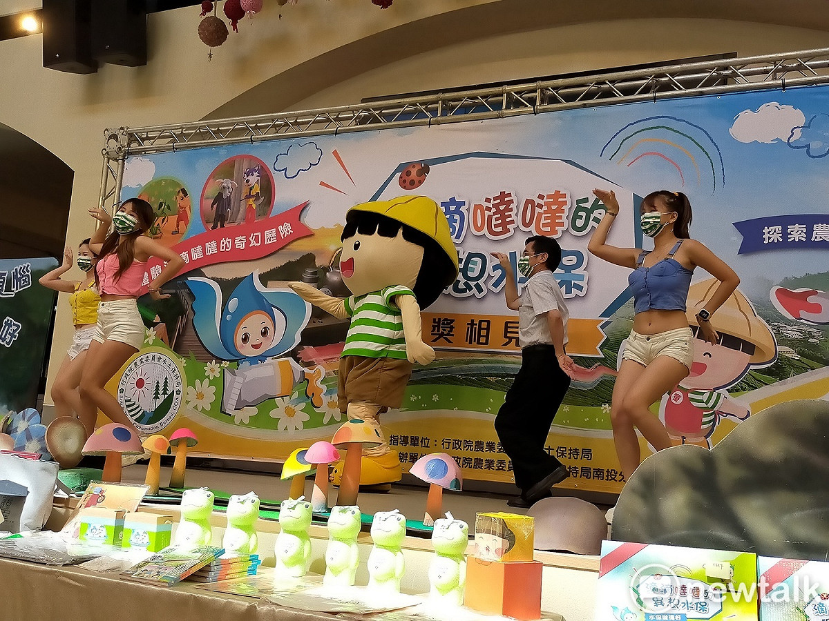 水保局南投分局長陳榮俊與農村小童一同熱舞為活動熱場。 圖：唐復年/攝