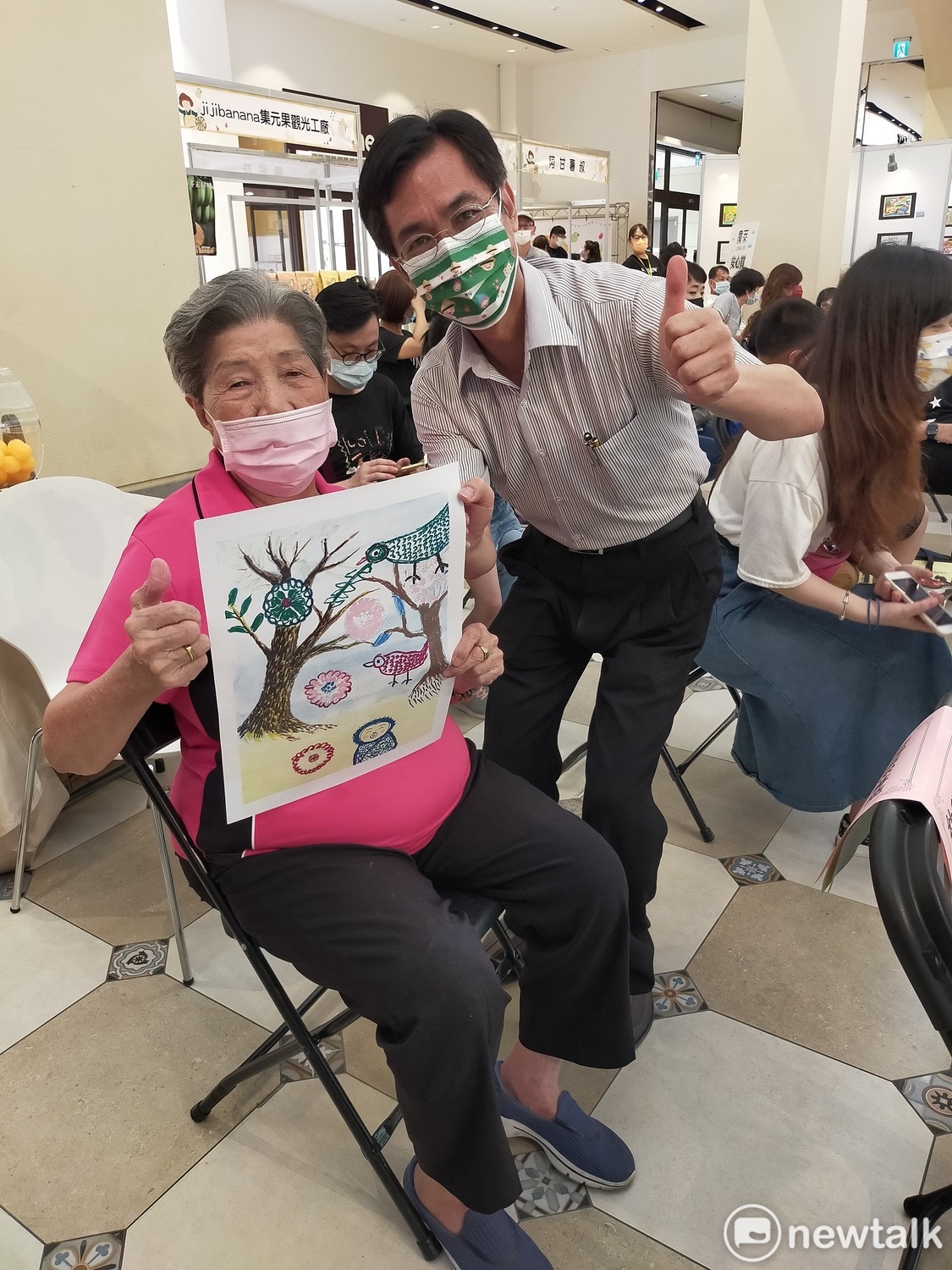 繪畫比賽年齡最高的99歲黃舜姿女士獲得特別獎。 圖：唐復年/攝