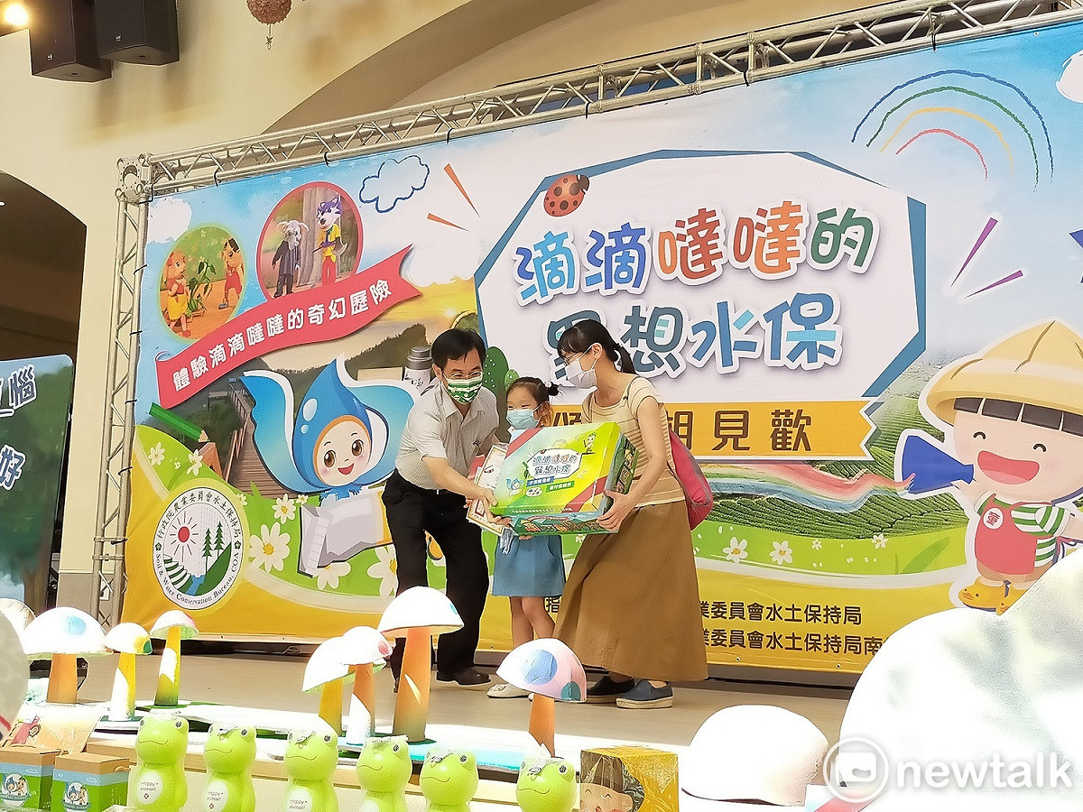 水保局南投分局長陳榮俊頒獎給得獎的小朋友。 圖：唐復年/攝