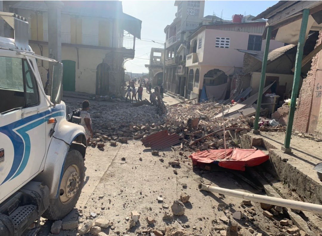 海地民防部門表示，這場規模7.2級的地震造成至少1,297人死亡，超過5,700人受傷。 圖：翻攝自環球網