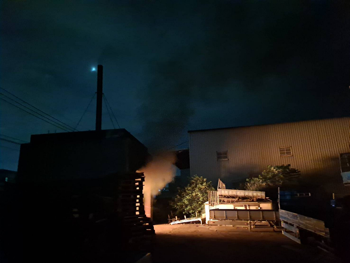 該工廠趁夜深人靜及周五下班後空檔，進行焚燒廢棄物作業，本月13 日晚間派環保局稽查員前往埋伏。