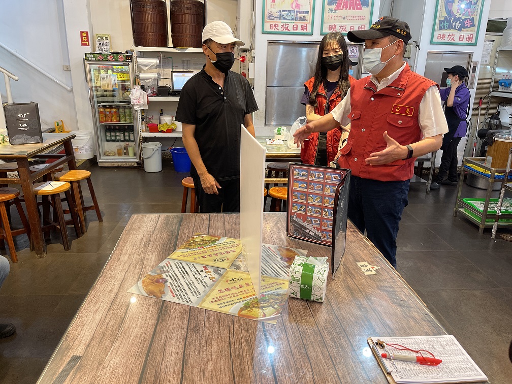 新北市長侯友宜前往深坑老街關心餐飲店家防疫情形，店家落實位置設置隔板或梅花座。 圖：新北市經發局提供