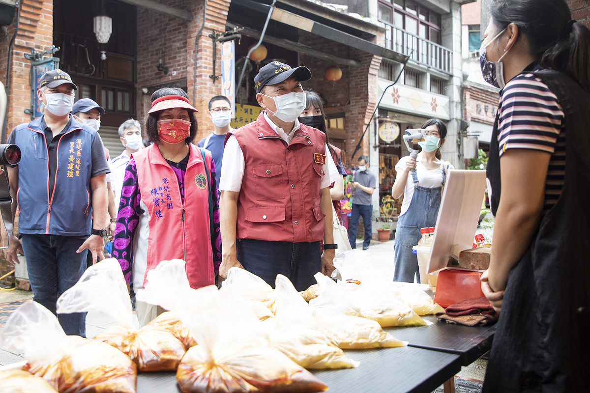 侯友宜走訪深坑老街關心商圈店家生意。 圖：新北市新聞局提供