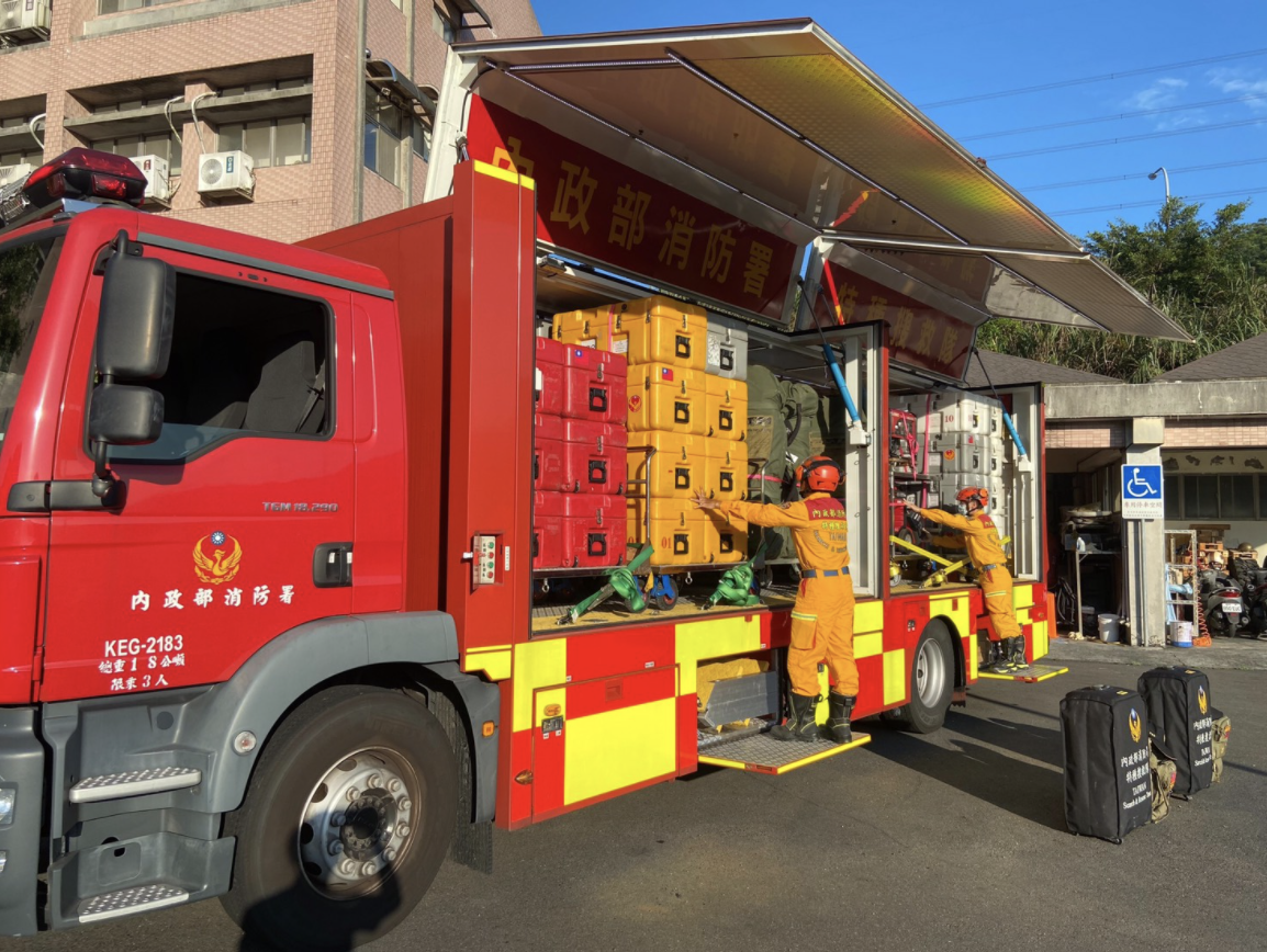 消防署目前已集結50名特搜隊員、搜救犬1隻，以及5噸救援裝備器材。 圖：消防署提供