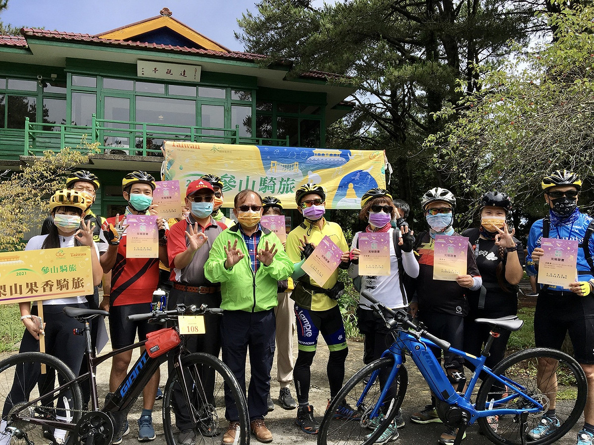 參山處代理處長曹忠猷與福壽山農場副場長王仁助於天池頒發完騎證書。 圖：參山處/提供