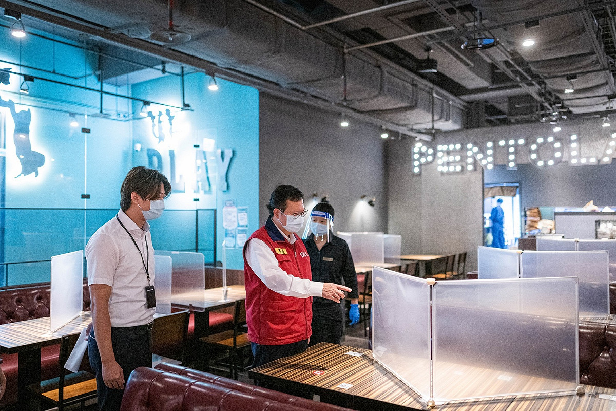 鄭文燦視察餐飲內用環境。 圖：桃園市政府／提供