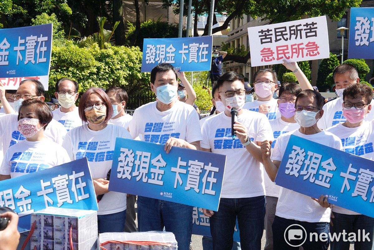 國民黨主席江啟臣、立法院國民黨團總召費鴻泰、首席副書記長陳玉珍、賴士葆、鄭正鈐等國民黨立委，今天上午到行政院前抗議。 圖：張良一/攝