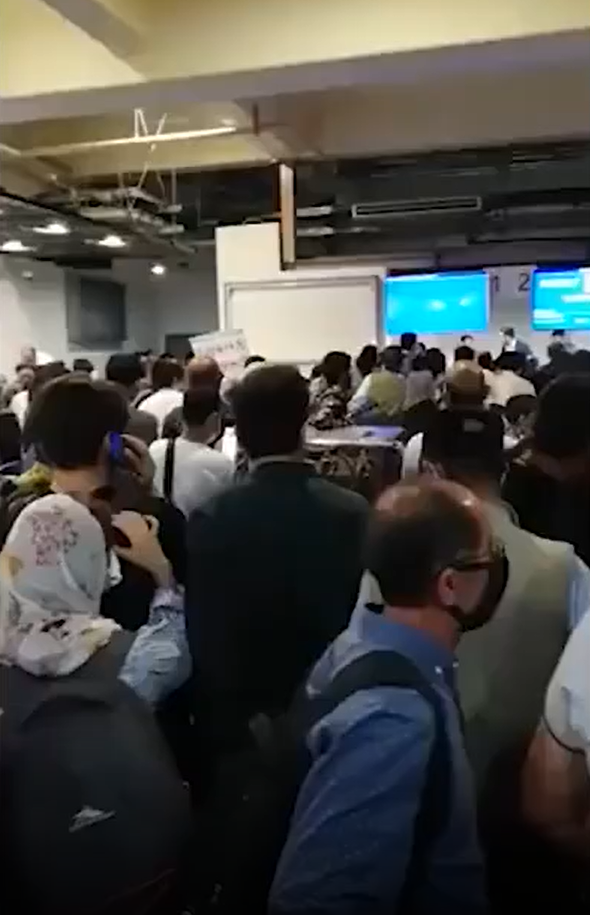 對於阿富汗首都遭塔利班佔領，許多急於逃離的人紛紛湧入喀布爾機場，現場還傳出槍聲。目前該機場暫停所有商業航班，6000名美軍被派往保護機場周邊。 圖：翻攝自澎湃新聞