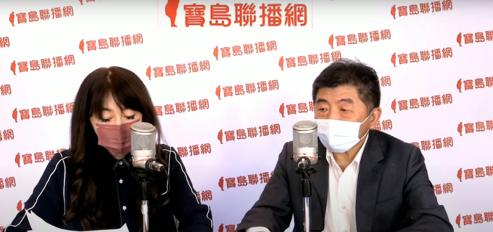 指揮中心指揮官陳時中今接受簡余晏專訪，他表示38歲以下的族群將很快可接種到疫苗。 圖：翻攝自「寶島聯播網」直播畫面