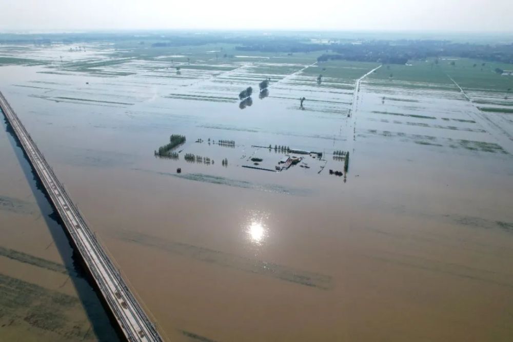 河南省安陽市滑縣衛河長虹渠滯洪區內的道路、莊稼已被洪水淹沒。 圖：翻攝自騰訊網