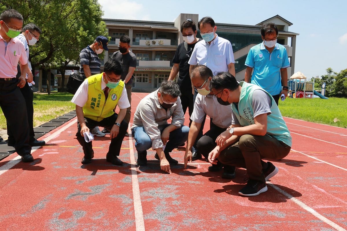 立法院副院長蔡其昌會勘學校運動場老舊破損問題，爭取經費改善。 蔡其昌辦公室/提供