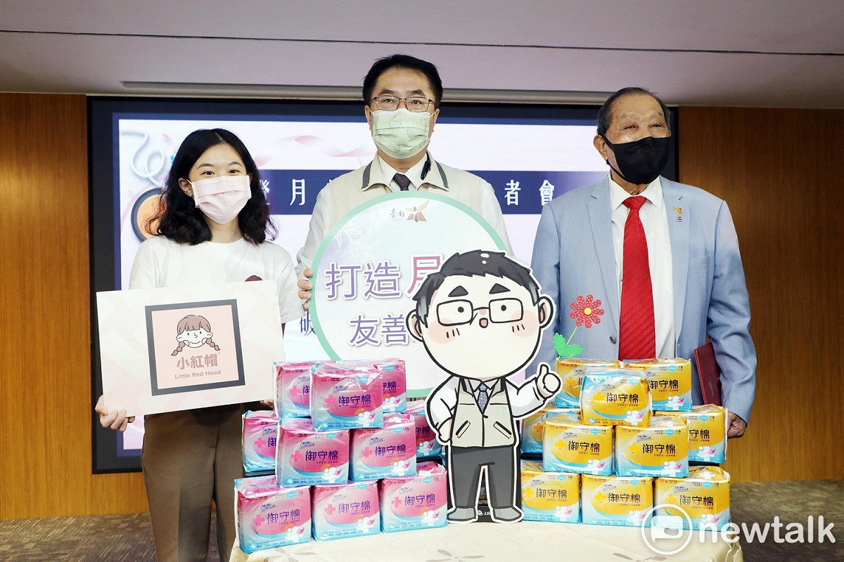 台南市政府推動「登月計畫」，結合康那香企業股份有限公司免費提供衛生棉、全球小紅帽協會辦理月經教育，今日舉辦啟動記者會。 圖：台南市政府提供