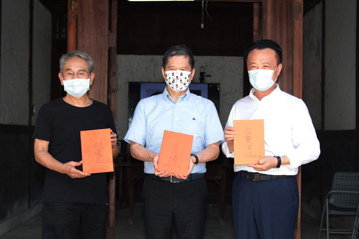 文化部長李永得在嘉義縣長翁章梁、雲門舞集創辦人林懷民陪同下，參訪林開泰診療所舊宅。 圖：嘉義縣政府/提供
