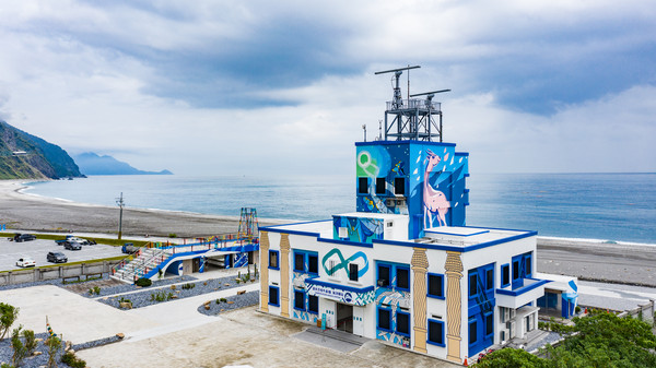漢本海洋驛站正面以泰雅族的占卜鳥ssiliq做為主體。 圖：台泥／提供