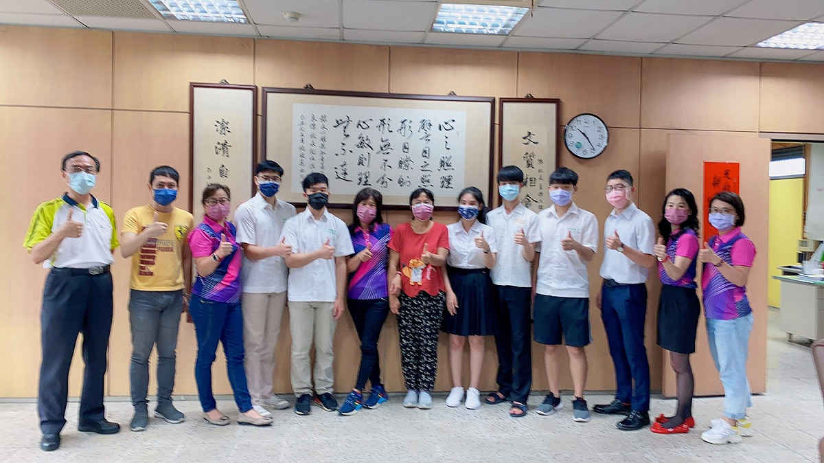 新莊高中校長陳良傑(左一)與得獎師生及家長合影。 圖：高市教育局提供