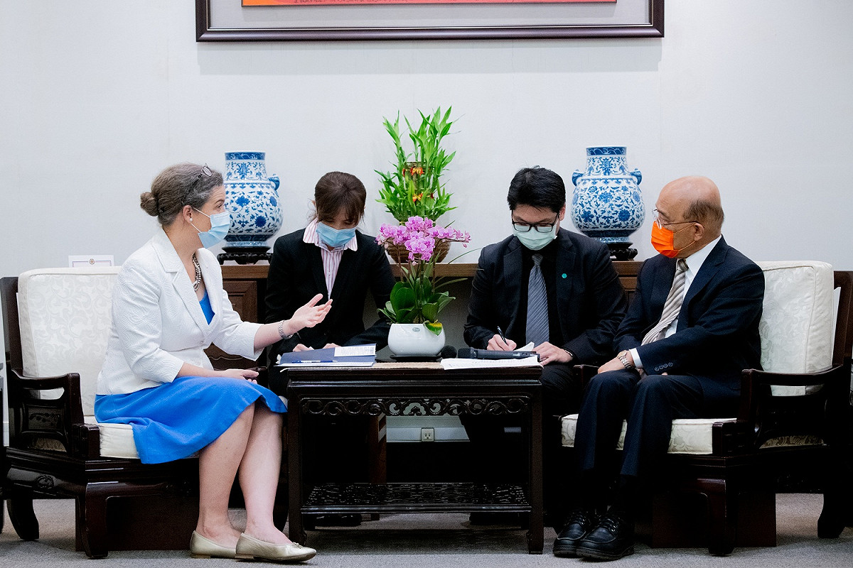 行政院長蘇貞昌16日接見美國在台協會台北辦事處(AIT/T)新任處長孫曉雅。 圖：行政院提供