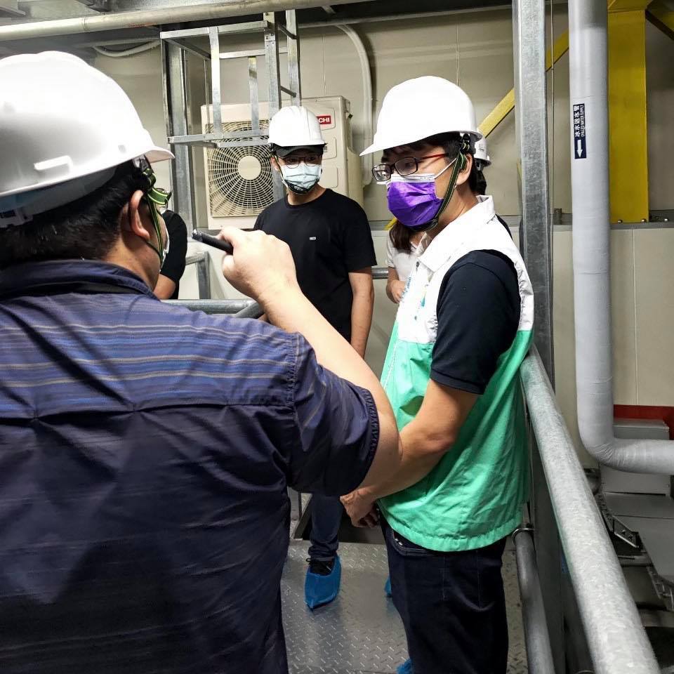 綠黨共同召集人、新竹市議員劉崇顯受邀至高端疫苗參訪。 圖：翻攝劉崇顯 科技思維x在地青年臉書