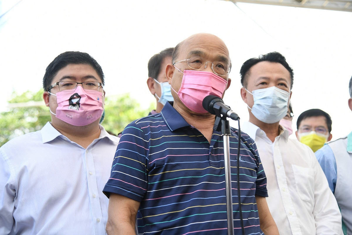 行政院長蘇貞昌17日上午視察嘉義蒜頭糖鐵延伸計畫前受訪。 圖：行政院提供