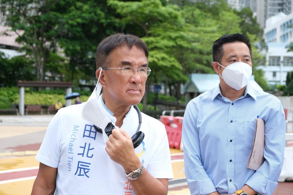 香港「建制派」實政圓桌立法會議員田北辰（左）自爆，他已接種2劑中國「國藥」疫苗，但近日抗體濃度快速下降，到9月可能就失效，跟沒打一樣。 圖：翻攝田北辰臉書（資料照）