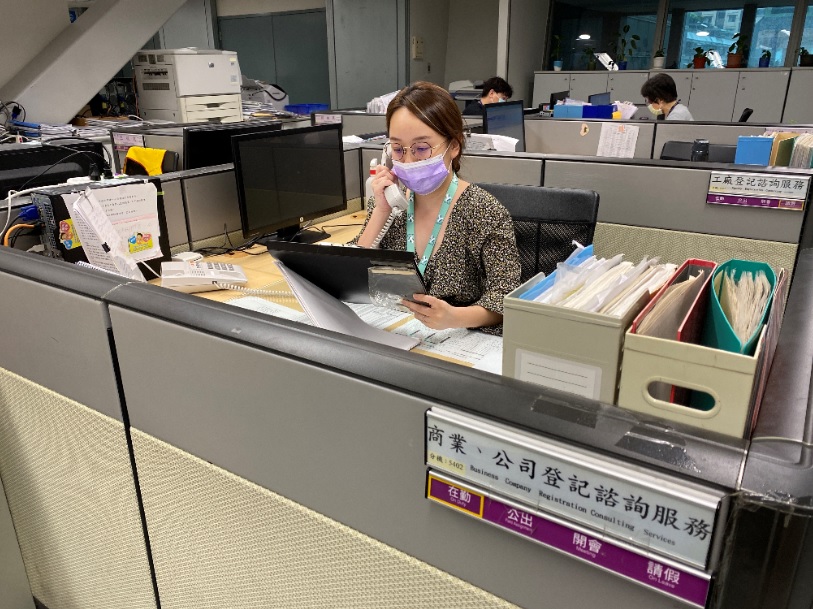 民眾線上申辦，經發局專員自後台收件後，就能立即檢查是否缺漏，並盡速以電話通知，協助補齊文件。 圖：新北市經發局提供
