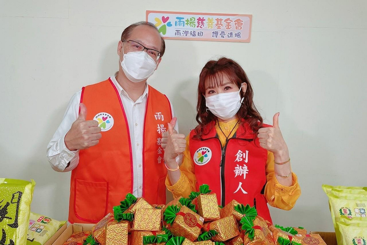 雨揚慈善基金會創辦人雨揚老師(右)。 圖：雨揚慈善基金會／提供
