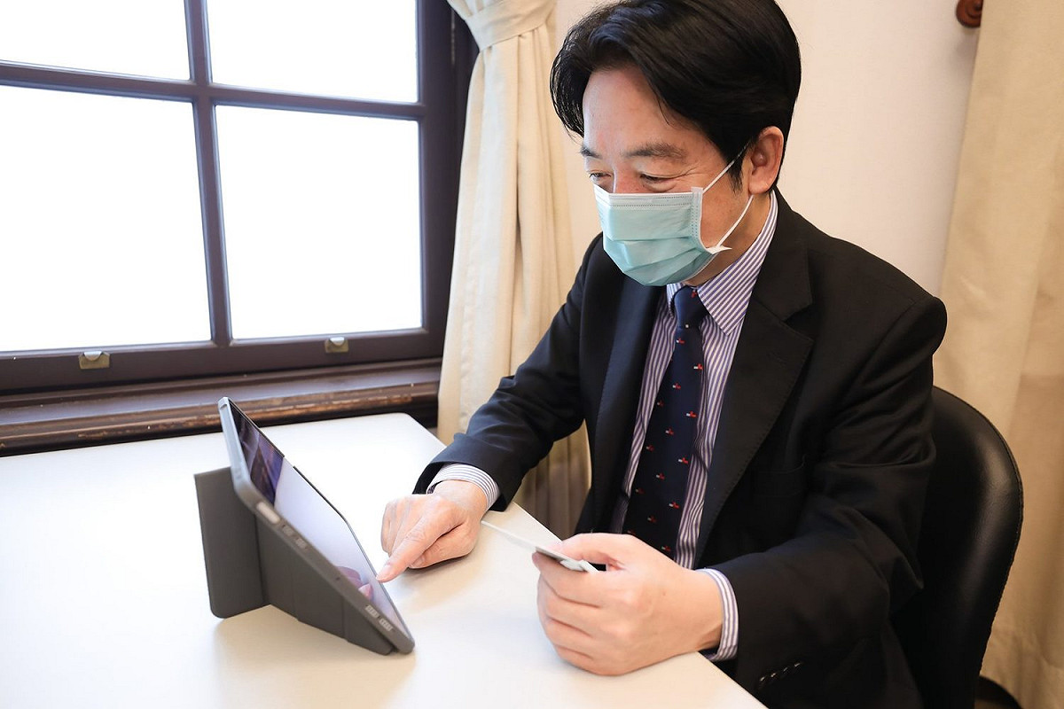 副總統賴清德透過平版電腦完成高端疫苗意願登記。 圖：賴清德臉書