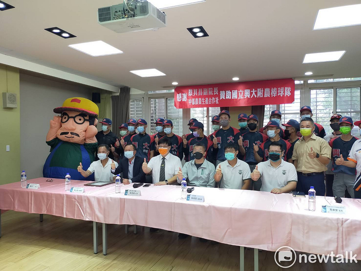 立法院副院長蔡其昌號召中都農業生產合作社捐贈興大附農棒球隊贊助金10萬元台幣以及市值超過10萬元的新鮮國產豆奶等營養品。 唐復年/攝