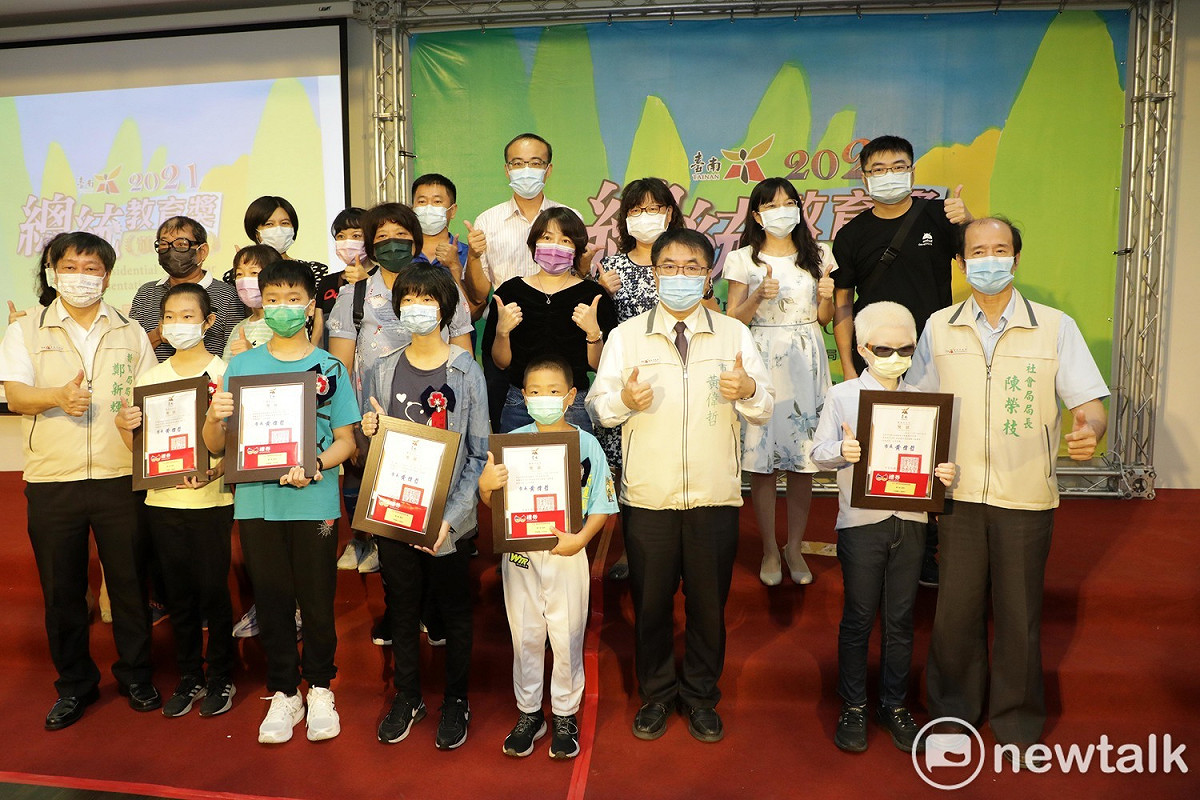 台南市政府教育局今日舉辦台南市2021總統教育獎頒獎典禮，台南市長黃偉哲出席頒獎並公開表揚17位獲獎學生，肯定學生克服逆境力爭上游的傑出表現。 圖：台南市政府提供