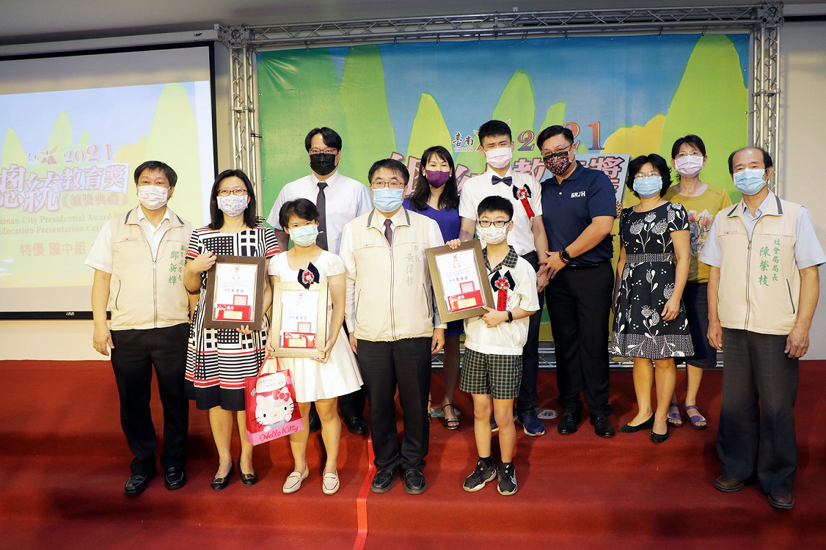 台南市政府教育局今日舉辦台南市2021總統教育獎頒獎典禮，台南市長黃偉哲出席頒獎並公開表揚17位獲獎學生，肯定學生克服逆境力爭上游的傑出表現。 圖：台南市政府提供