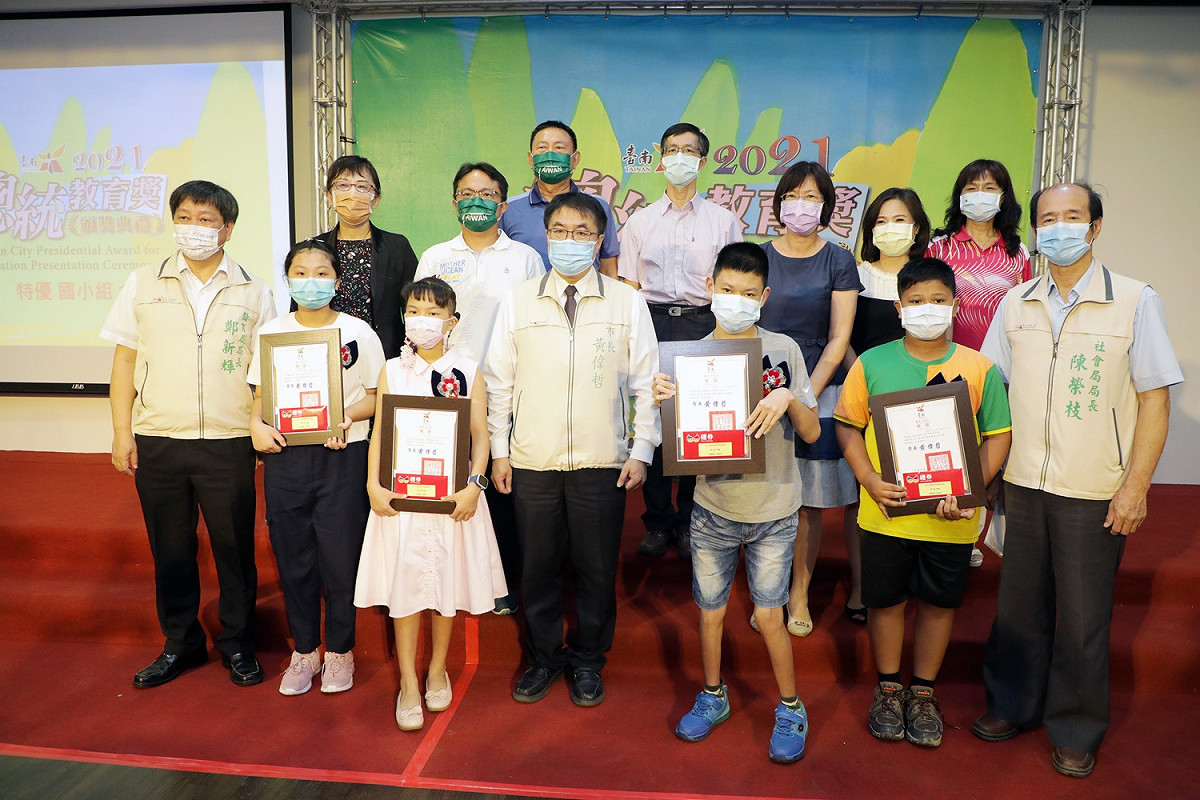 台南市政府教育局今日舉辦台南市2021總統教育獎頒獎典禮，台南市長黃偉哲出席頒獎並公開表揚17位獲獎學生，肯定學生克服逆境力爭上游的傑出表現。 圖：台南市政府提供