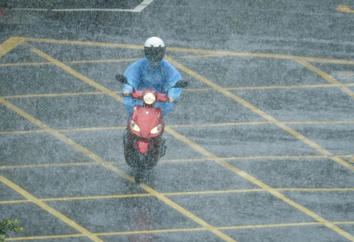 由於午後對流旺盛，氣象局對4縣市發布大雨特報。 圖：張良一/攝