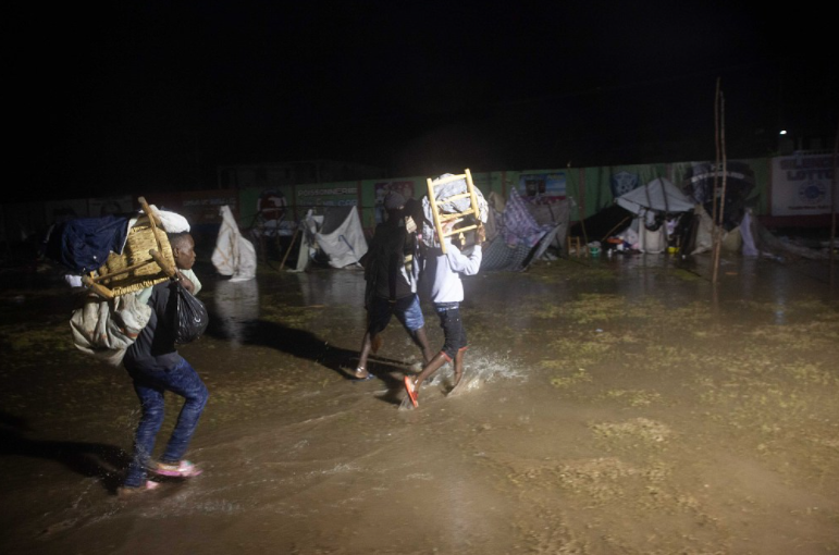 由於缺乏資源，暴雨導致該地區道路發生泥石流等，搜救工作受到許多阻礙。 圖：翻攝自環球網