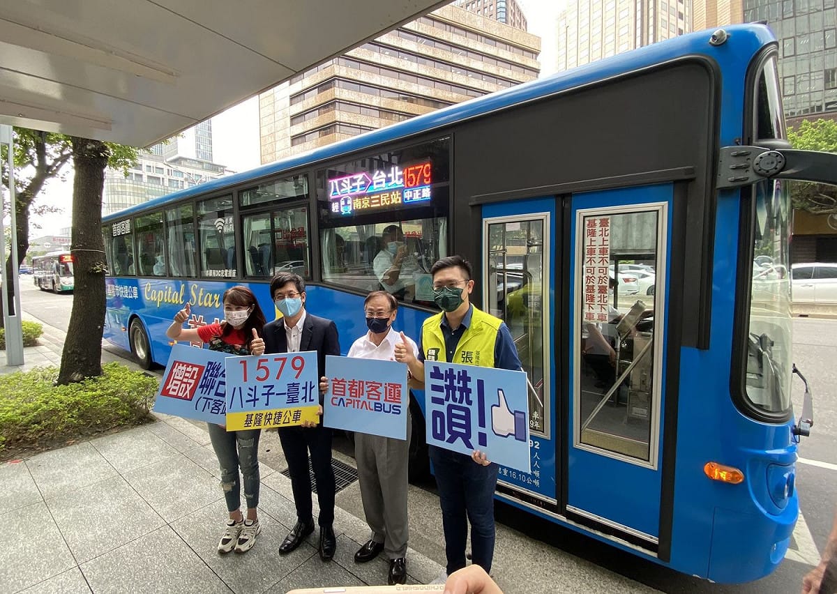 首都客運1579及1579A路線今天起增設聯合報下客站，董事長李博文（右二）、立委蔡適應（左二）、北市議員許淑華（左一）到場共襄盛舉。 圖：首都客運提供