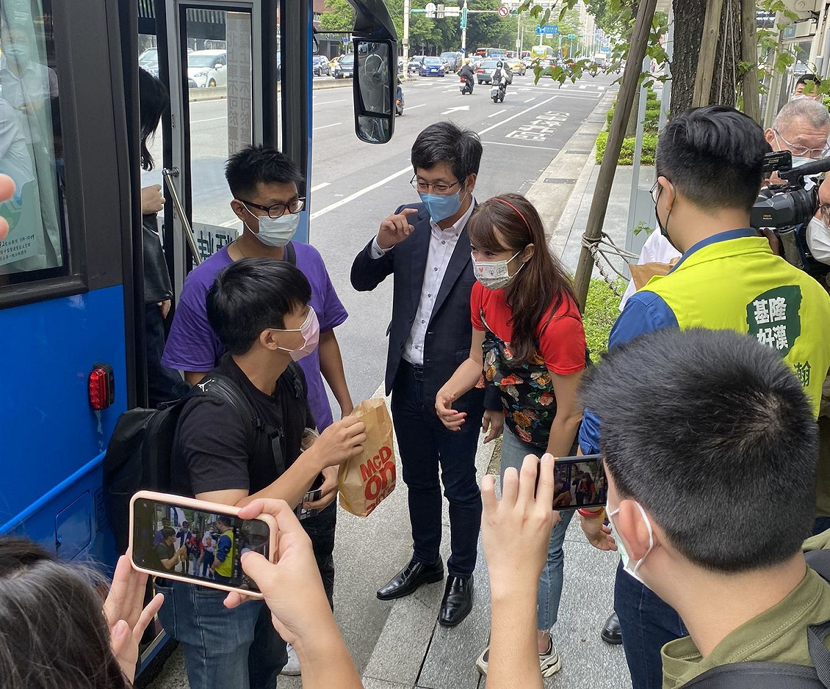 首都客運1579及1579A路線增設聯合報下客站，今天啟用時贈送早餐給乘客。 圖：首都客運提供