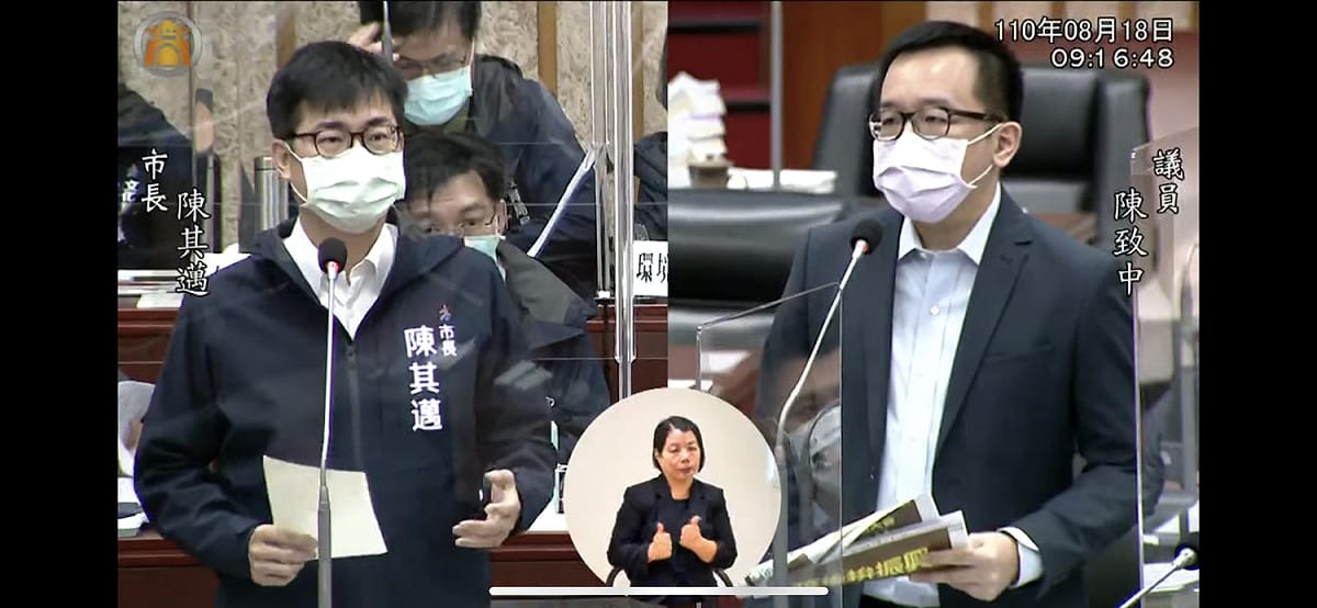 陳致中(右)建議陳其邁爭取舉辦在高雄東奧英雄遊行。 圖：高市議會民進黨團提供