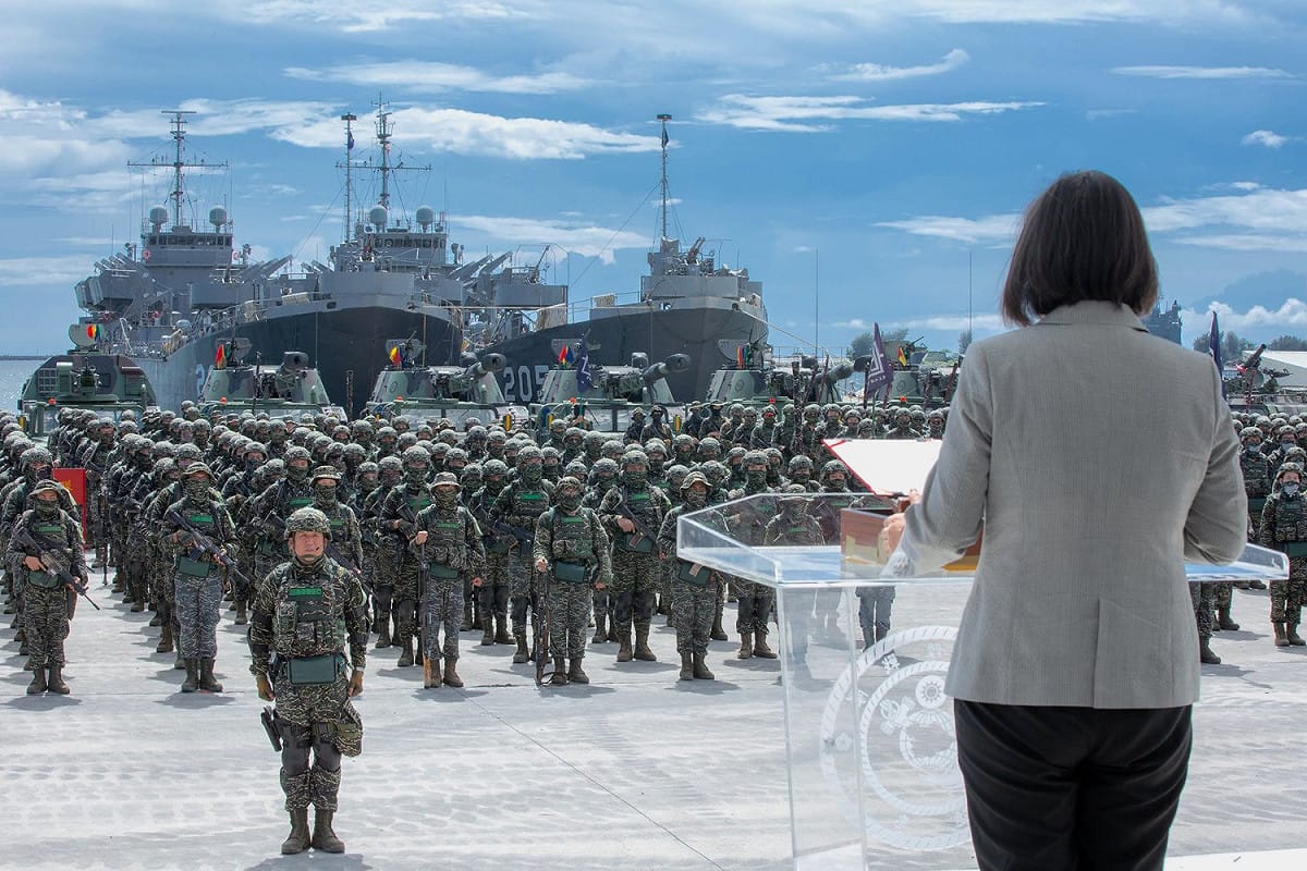 蔡英文總統2020年7月在高雄檢閱海軍陸戰隊99旅步2營。 圖：國防部提供