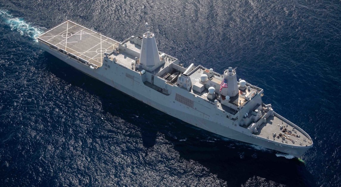 中美洲國家海地連遭地震、熱帶風暴襲擊，美軍派出船塢登陸艦「阿靈頓號(LPD-24)」前往救援。 圖：翻攝US Navy官網