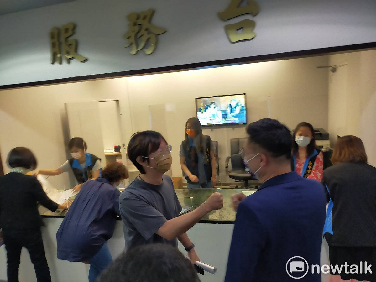 江啟臣與民進黨市議員江肇國擊拳問候。 唐復年/攝
