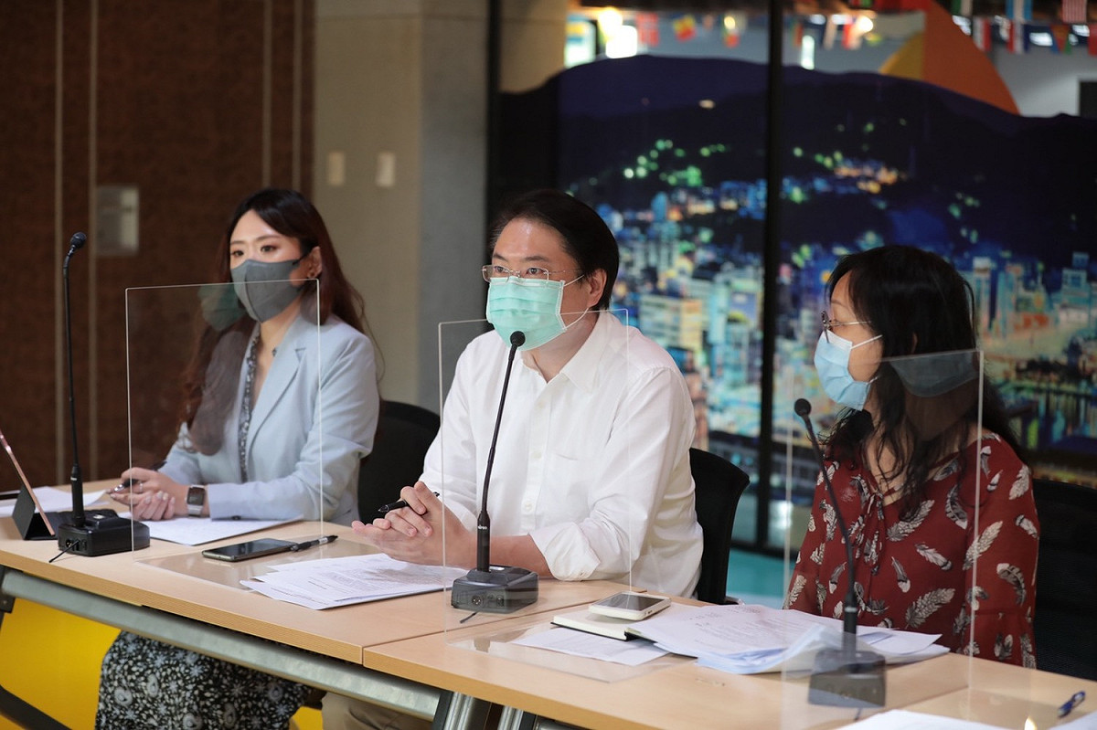 基隆市長林右昌今天召集基隆市所有校（園）長召開校園防疫整備會議，為實體開學後訂定相關防疫指引。 圖：基隆市政府