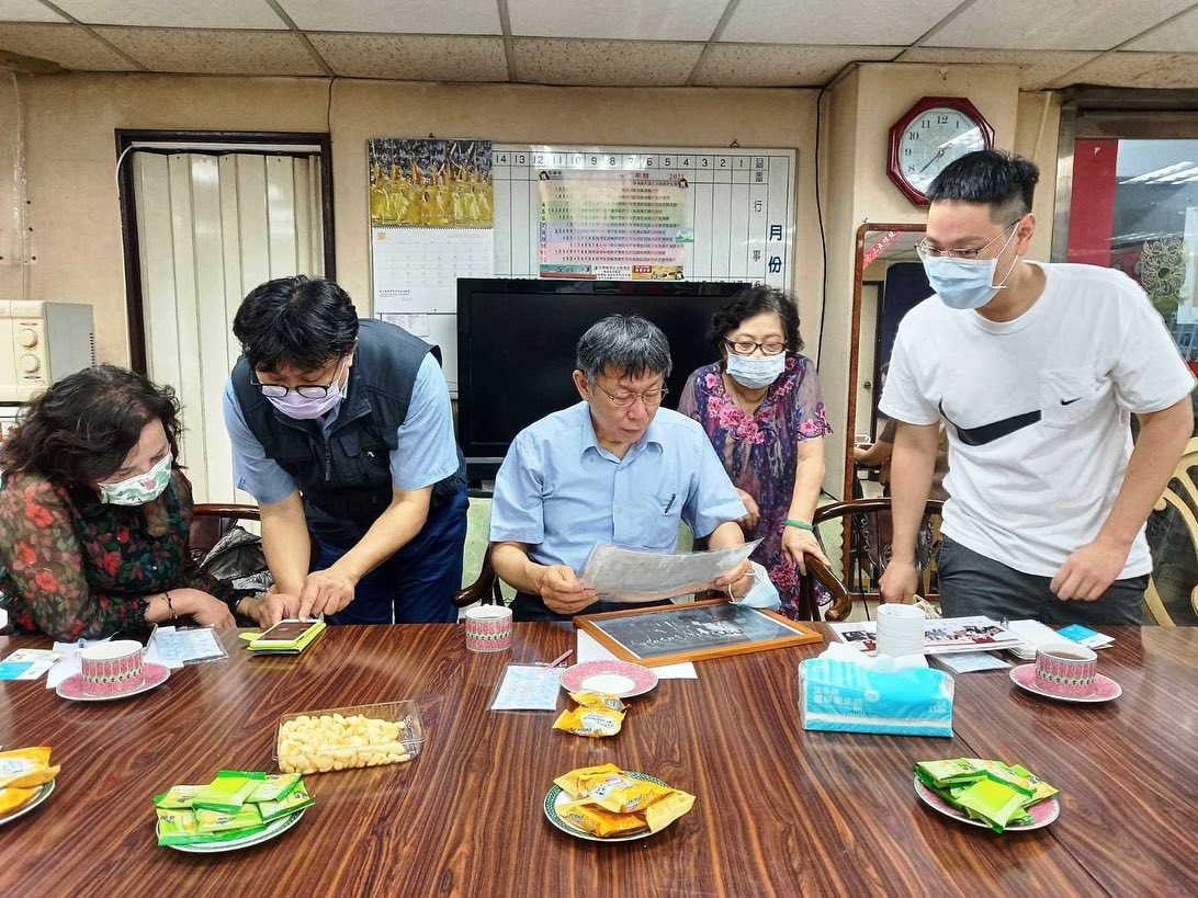 台北市長柯文哲拜會人民最大黨，卻被質疑沒戴口罩。 圖：翻攝人民最大黨臉書