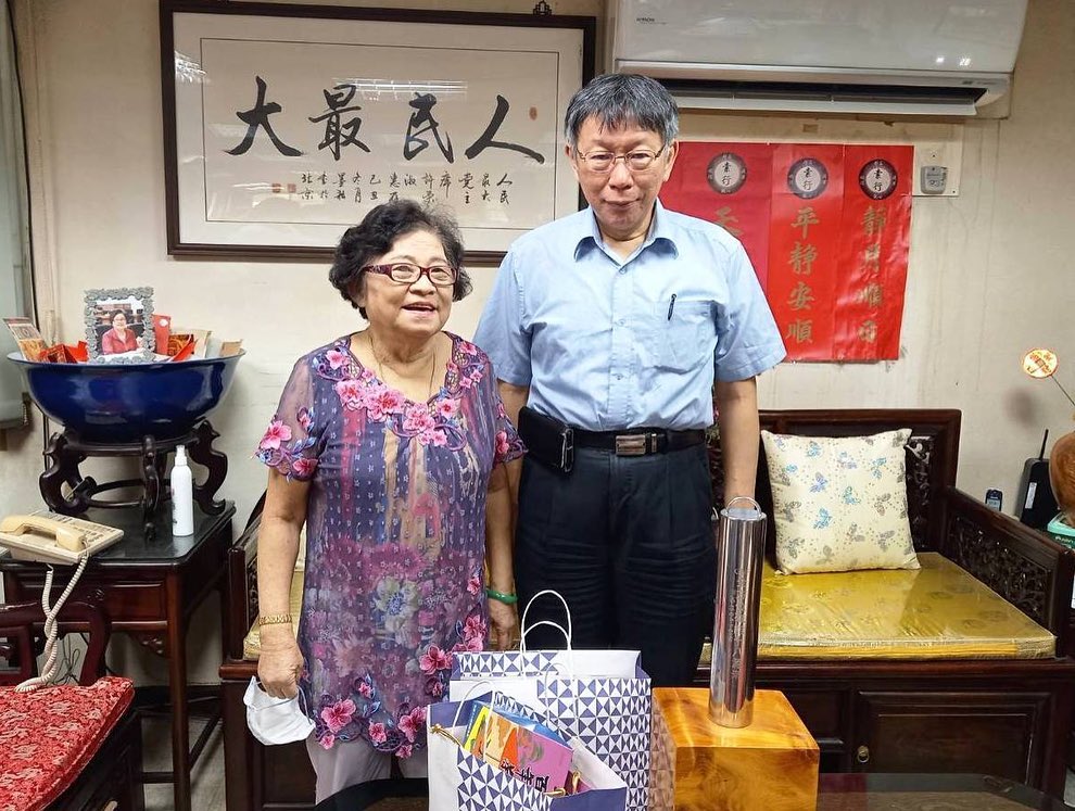 台北市長柯文哲拜會人民最大黨，卻被質疑沒戴口罩。 圖：翻攝人民最大黨臉書