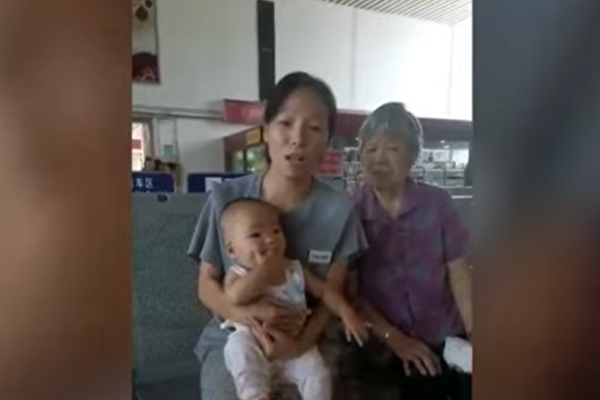 居民劉紅霞也發出求救影片說，當地長期封控，沒有收入，還要照顧一個老人和兩個年幼小孩，政府沒有救助，一家人即將餓死，呼籲外界關注。 圖：翻攝自YouMaker影片