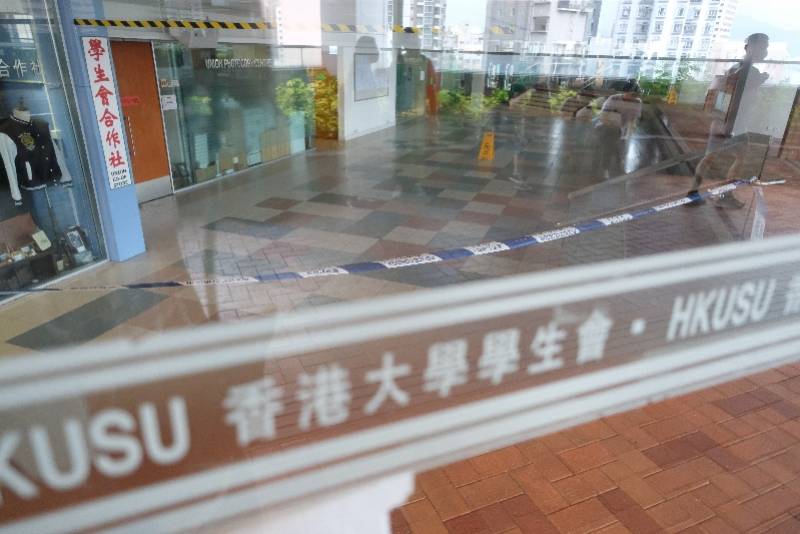 香港警方國安處警察18日早上逮捕至少4名前香港大學學生會的成員，指控他們與悼念「七一襲警案」嫌犯，違反《香港國安法》第27條「宣揚恐怖主義丶煽動實施恐怖活動」罪。 圖：翻攝陸網「搜狐」